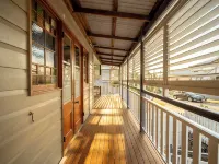 House of Fairy Wren - Fully renovated charming Queenslander! 10 Mins to BNE CBD! Hotels in Annerley