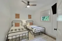 Creekside bungalow with a hot tub, walking distance to downtown Nashville - 4-Star