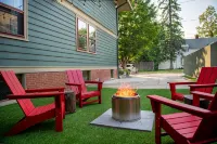 Cozy & Spacious home next to Gorgeous City Park - Outdoor Dining, Hot Tub & Gym! - Apartments