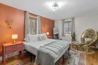 The Drift House- Spacious Boho Family Retreat- 4 Bds, 2 Baths, 6 TVs, Movie Room - Homestays