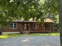 Charming 4 Bedroom 2 Bath Cabin Wifi , AC in Tranquil Berkeley Springs - 무료 와이파이