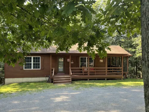 Charming 4 Bedroom 2 Bath Cabin Wifi , AC in Tranquil Berkeley Springs