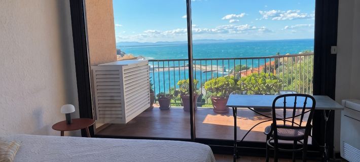 Collioure large apartment terrace swimming pool garage air-conditioning exceptional view. コリウールのホテル