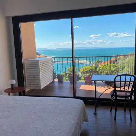 Collioure large apartment terrace swimming pool garage air-conditioning exceptional view.