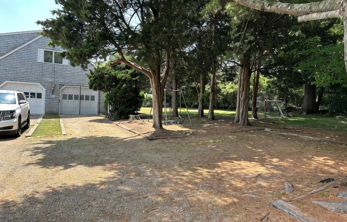 Short walk to the beach! See & hear the ocean in the distance. Great living area