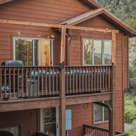 3-bedroom chalet in enchanting Bailey, Walk to town, Game Room, BBQ