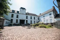 Le Domaine du château Blanc à 10 Minutes de Paira Daiza - Homestays