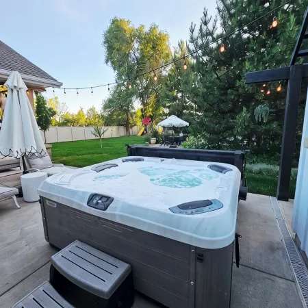 Luxury Retreat-Gourmet Kitchen, Playhouse, Hot Tub, & Steam Shower