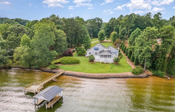 Relaxing Lakefront Home with Brand New Dock and Immaculate Vibes