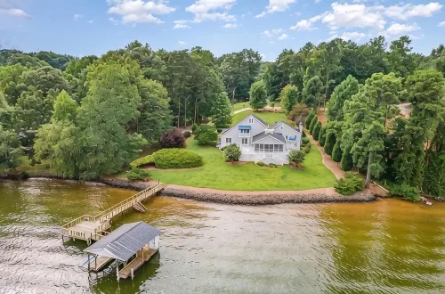 Relaxing Lakefront Home with Brand New Dock and Immaculate Vibes - Homestays