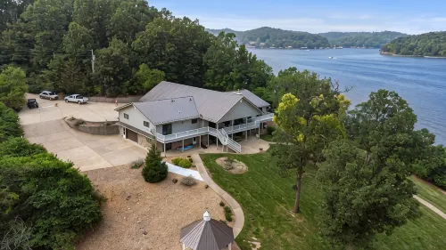 Spacious Lakefront Retreat 6Br, 7BA Private Dock Perfect for Family Reunions - Homestays