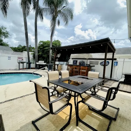 Clearwater Vacation Paradise Home Pool & Hot Tub, Outside Bar- TV, Pets welcome
