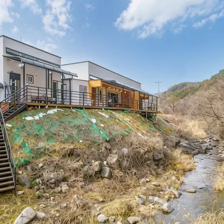 Jecheon White Pool Villa Отели рядом с достопримечательностью «Храм Пэклёнса»