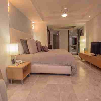 Perfect surfer getaway and family friendly beachfront condo Rooms