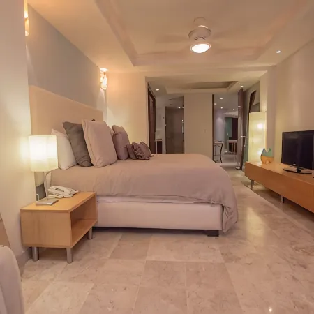 Perfect surfer getaway and family friendly beachfront condo