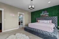 Welcome to Your New Favorite Spot! Tree Top Views & Lots of Room! - شرفة