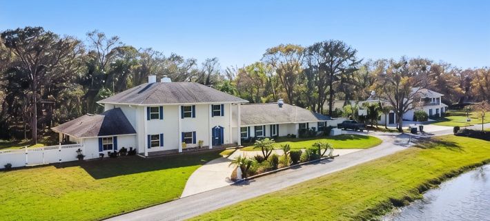 Luxury Private 7Br Lakeside Villa with Heated Pool, Putting Green & Fire Pit Hotels in Dunedin