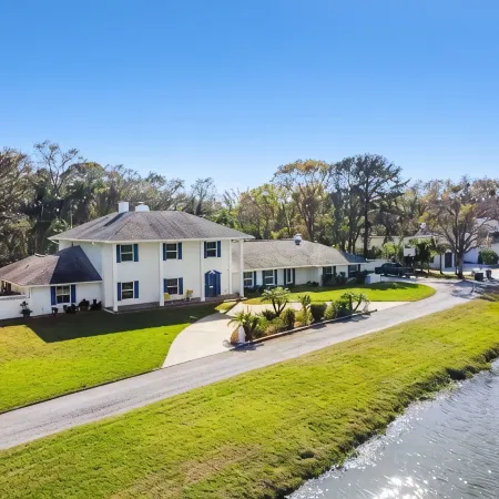 Luxury Private 7Br Lakeside Villa with Heated Pool, Putting Green & Fire Pit
