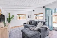 Private, Peaceful Home Away from Home with Courtyard—Sleeps 4! - 3 stjerner