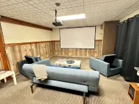 River Haven: Hot Tub, Outdoor Lounge, Walk to Beach - Homestays