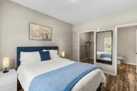Chic 2BR/2BA Condo: Pool & More!