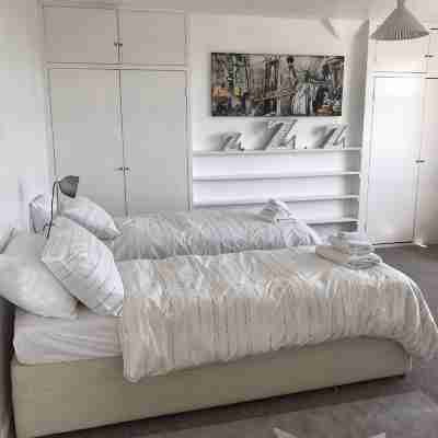 Huge 5 bed Grade II listed home in heart of town great easy parking for  4 cars Rooms