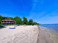 Lake Michigan Cabin + Hot Tub & Spectacular Views • Sleeps 8 - 小木屋