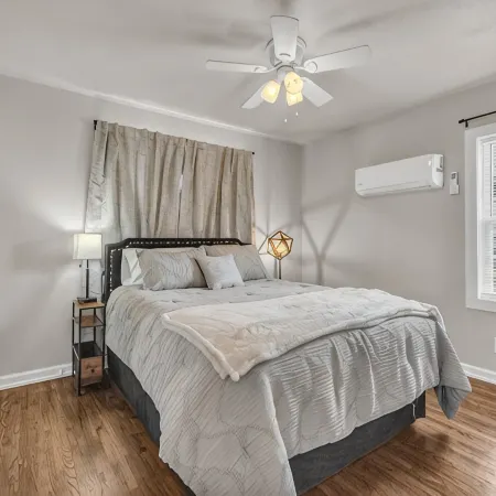 Tulsa Getaway w/Pergola-Grill-TV's & Personal AC/Heater in Every Bedroom