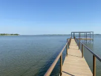 Beautiful lakefront house in 3 acre private woods