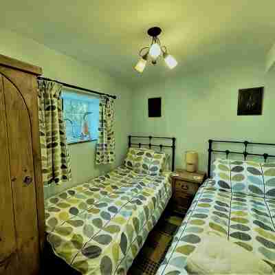 A Quaint Grade 11 Listed Detached Stone Cottage In Lower Slaughter with parking. Rooms