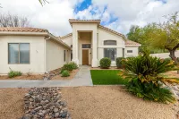Edgemont Escape-  3 King Beds, Heated Pool*, Close to Spring Training,