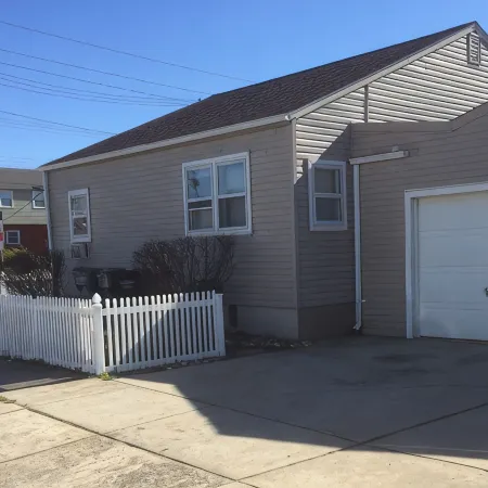 Gorgeous Beach House, Top Location! Walk to Beach, Ice Cream, Eateries. Dogs OK