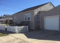 Gorgeous Beach House, Top Location! Walk to Beach, Ice Cream, Eateries. Dogs OK - 3-Star