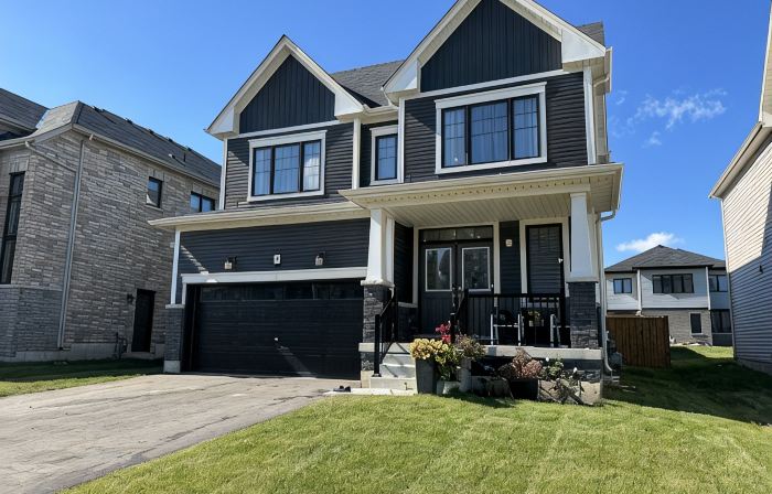 Beautiful newly built house, 10 mins drive away  from Niagara Falls &outlet mall