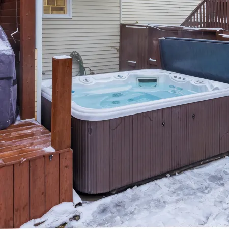 Gather in Saskatoon - Hot Tub 85" TV, Deck, Bbq, Trampoline, Games Room, 5Bdrm