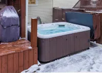 Gather in Saskatoon - Hot Tub 85" TV, Deck, Bbq, Trampoline, Games Room, 5Bdrm