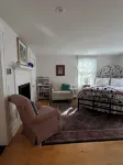 Chatham Village - Adorable Studio Apartment in Antique Home