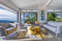New Luxury Home - 180 degree Ocean Views - Pool/Hot tub  -Sleeps 11 - Chef avail