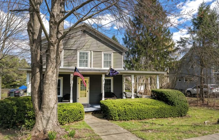 Spacious 4-bedroom vacation home steps to Keuka Lake