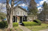 Spacious 4-bedroom vacation home steps to Keuka Lake