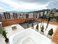 Lux Penthouse: By Medellín, Great Dining, Nightlife, Fast Wifi & Self Check-in - 3-Star