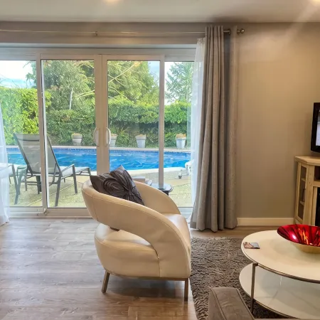 Starlight Poolside ~ 1 bedroom suite Отели в г. Кокуитлам