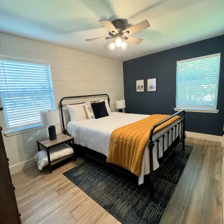 Cheerful 3 Bedroom Old Town Keller Home Hotels in Keller