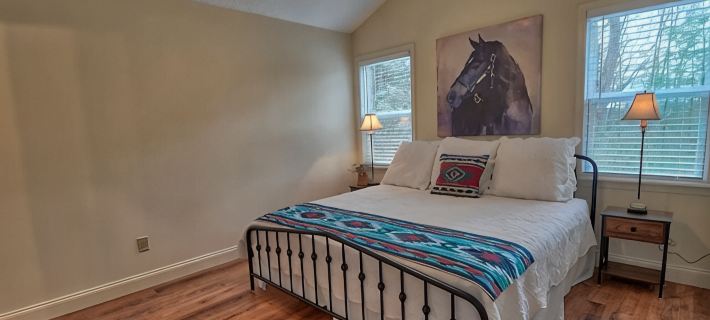 Charming 2-bedroom house with WiFi, AC nestled in the mountains of clayton Hotels in Clayton