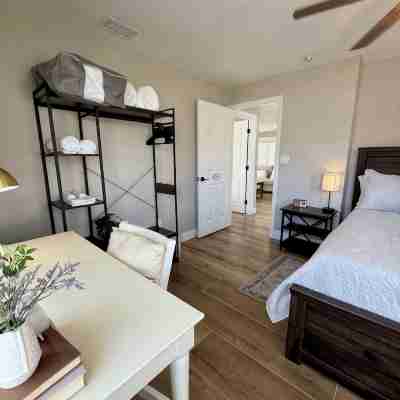 The Country Club Cottage NEW! Watch launches from driveway or walk to the river! Rooms
