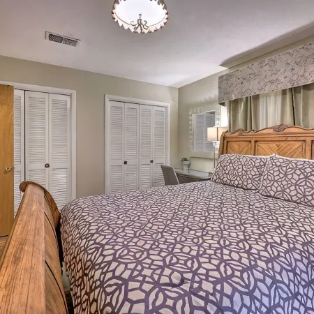 "Abbie's Place: Spacious 4Br Sanctuary with Sunroom and Private Backyard" Hotels in Pine Bluff
