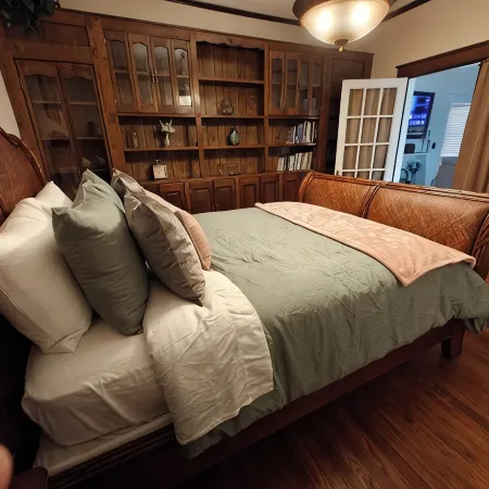 13. King bed, sleeps 22, historic 5-bedroom house in  Albertville with WiFi, AC