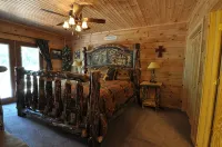 Ozark Legends Lodge- Lg Game Rm, Private Hot tub; 1 Mile to Thunder Ridge - 陽台