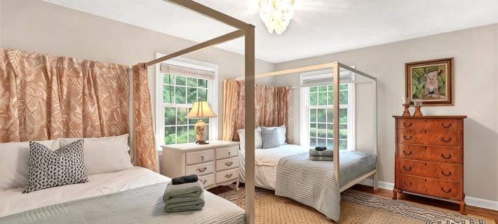 Pool-Sleeps 20-Stylish- 5 mins to downtown Southern Pines- Close to Pinehurst Hotels in Moore County