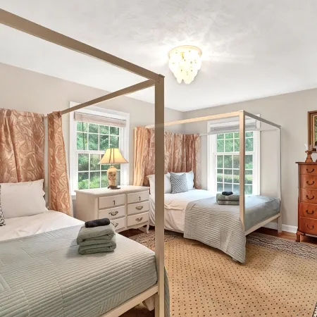 Pool-Sleeps 20-Stylish- 5 mins to downtown Southern Pines- Close to Pinehurst